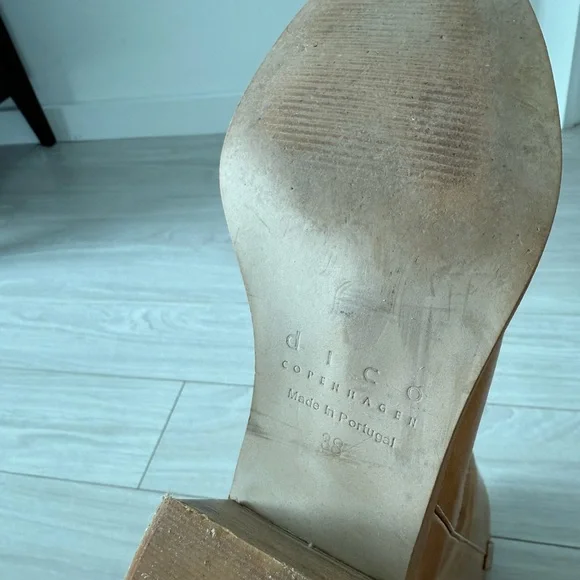 Elegant Tan Heeled Boots with Sleek Design - Picture 6 of 8